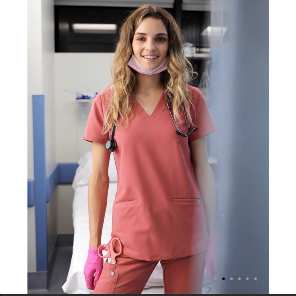 XS Quartz Casma™ Three-Pocket Scrub Top